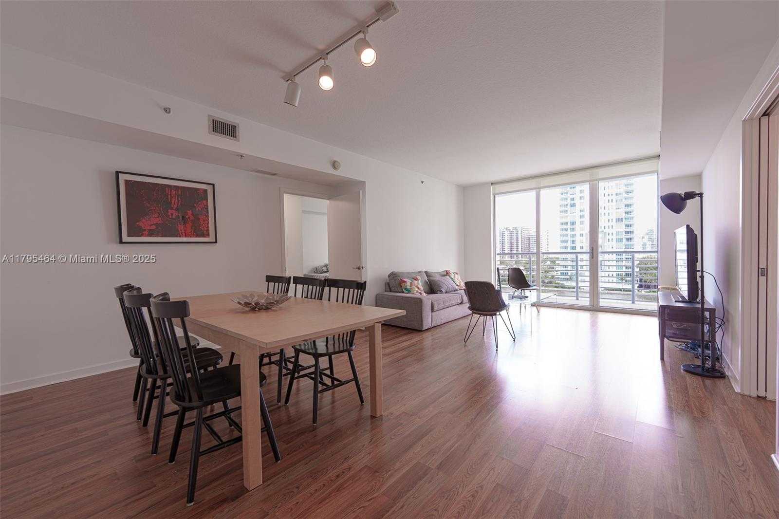 Small Image of 325 SOUTH BISCAYNE BLVD #821, Miami Number 21