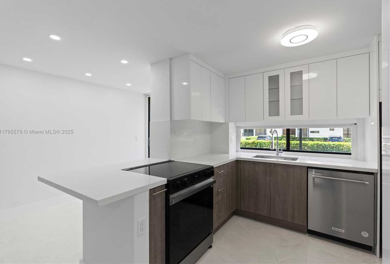 Small Image of 17011 NORTH BAY RD #108, Sunny Isles Beach Number 2