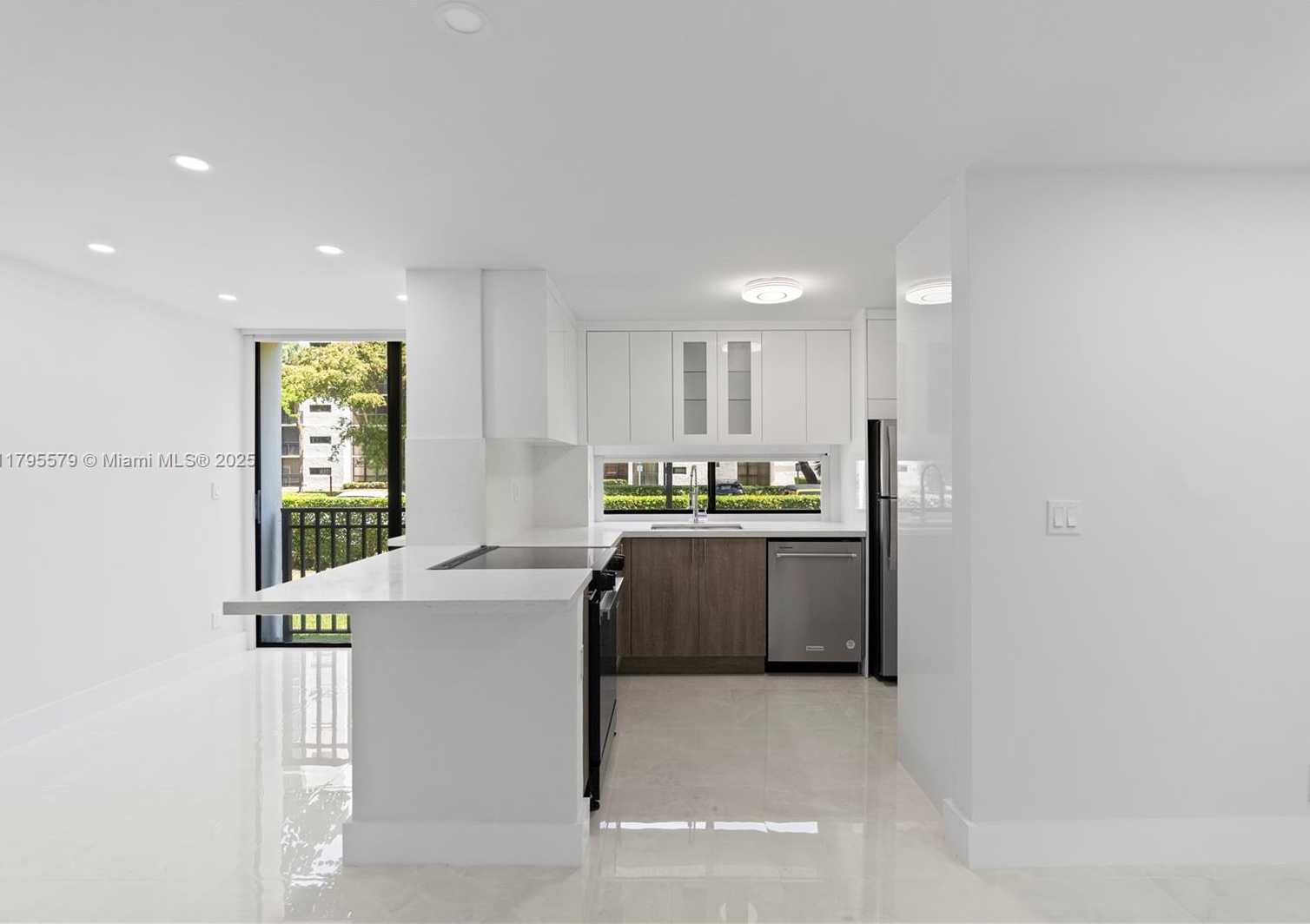Small Image of 17011 NORTH BAY RD #108, Sunny Isles Beach Number 4