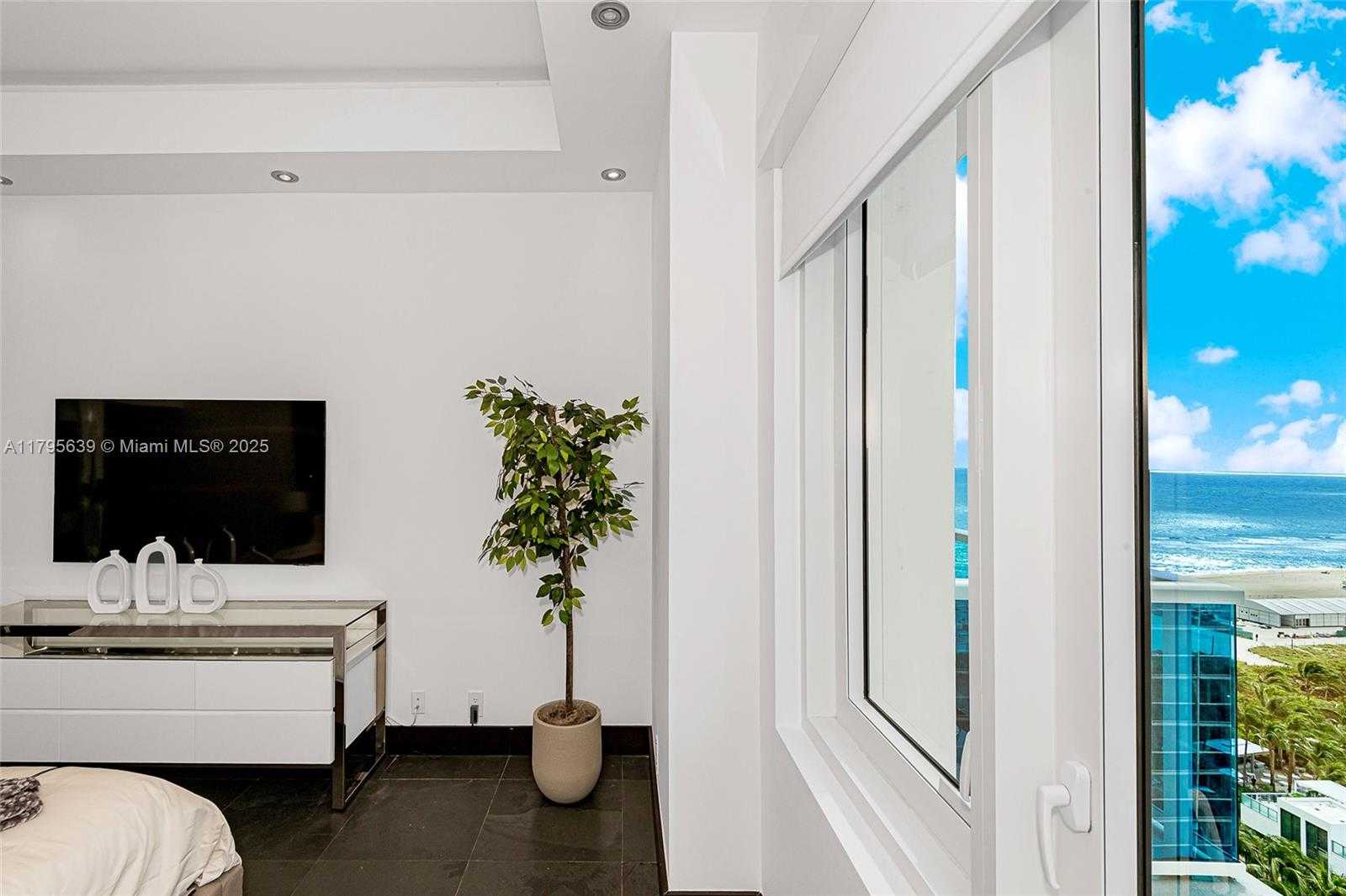 Small Image of 2301 COLLINS AVE #1605, Miami Beach Number 7