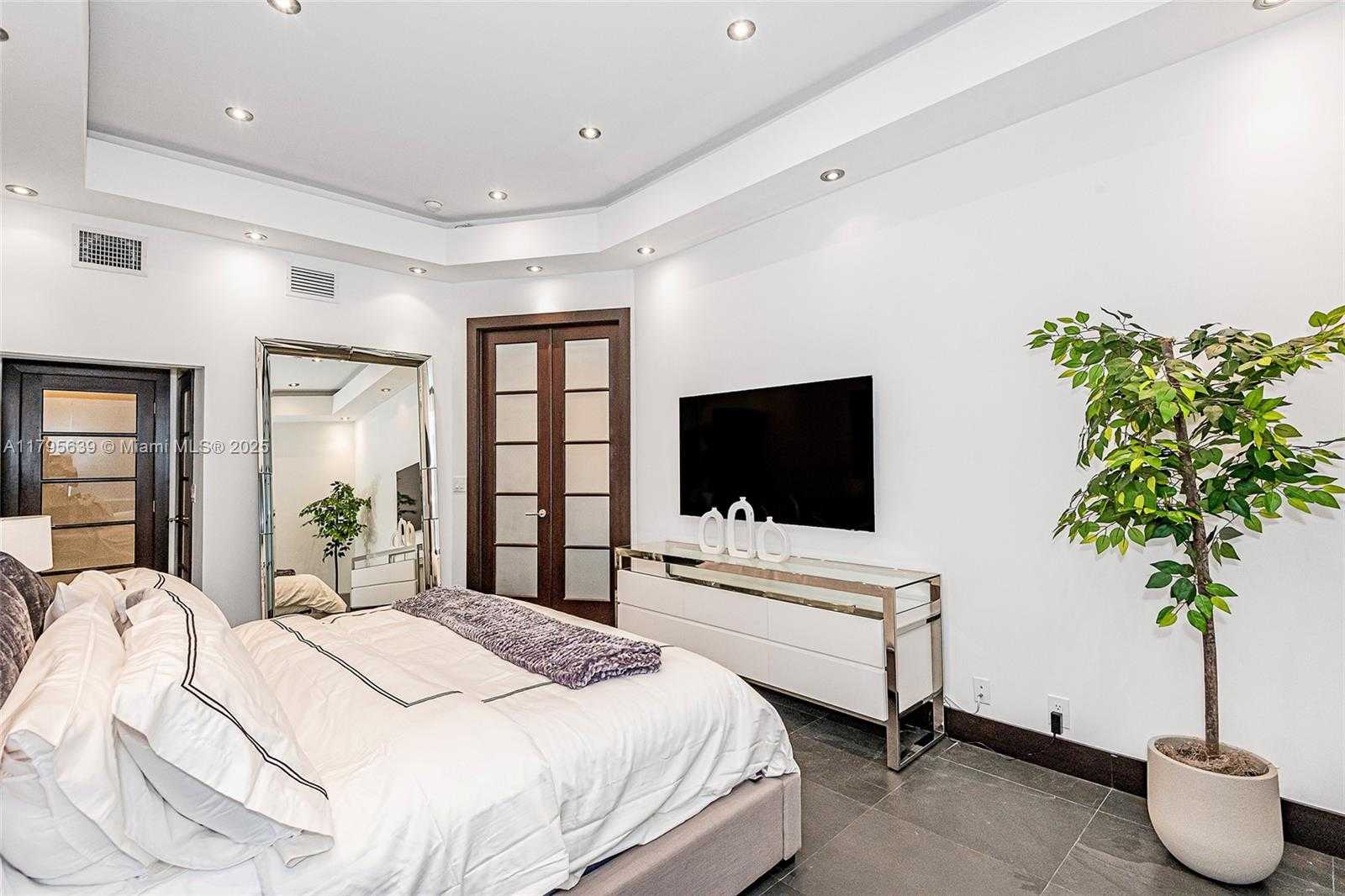 Small Image of 2301 COLLINS AVE #1605, Miami Beach Number 8