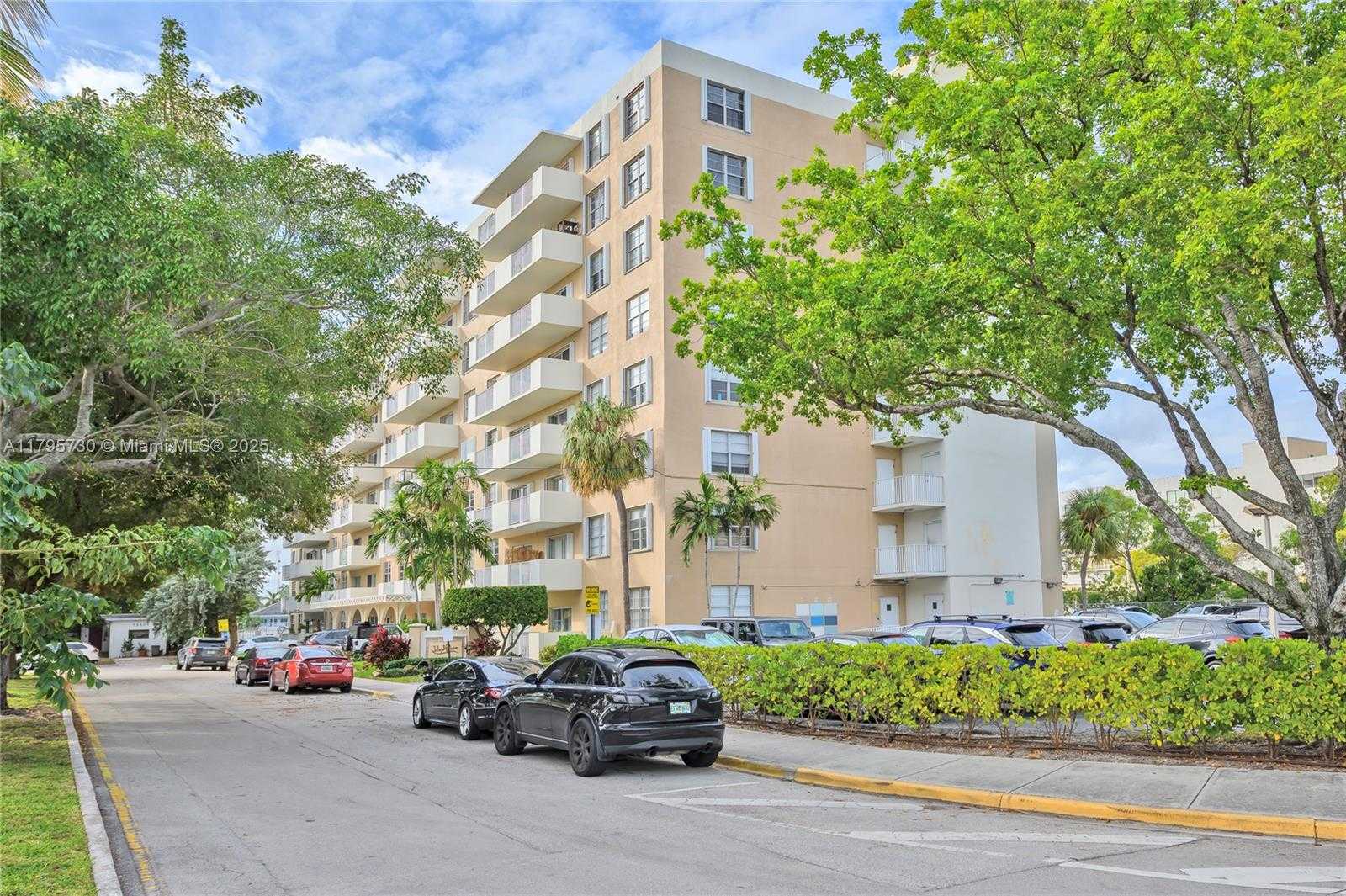 Small Image of 1455 NORTH TREASURE DR #3G, North Bay Village Number 3