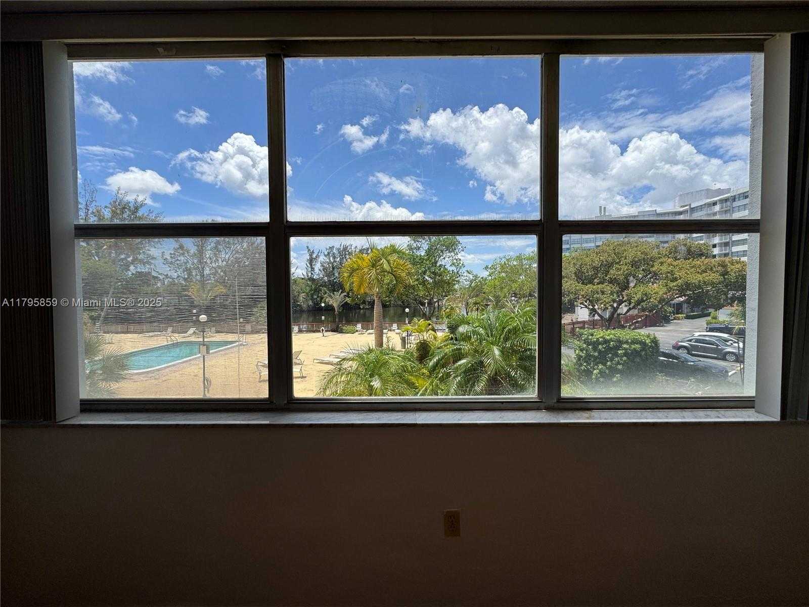 Small Image of 1300 NORTH EAST MIAMI GARDENS DR #213E, Miami Number 10