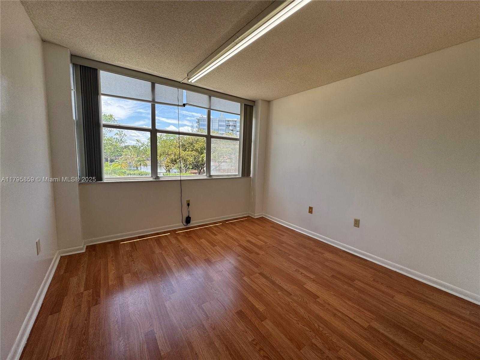 Small Image of 1300 NORTH EAST MIAMI GARDENS DR #213E, Miami Number 17