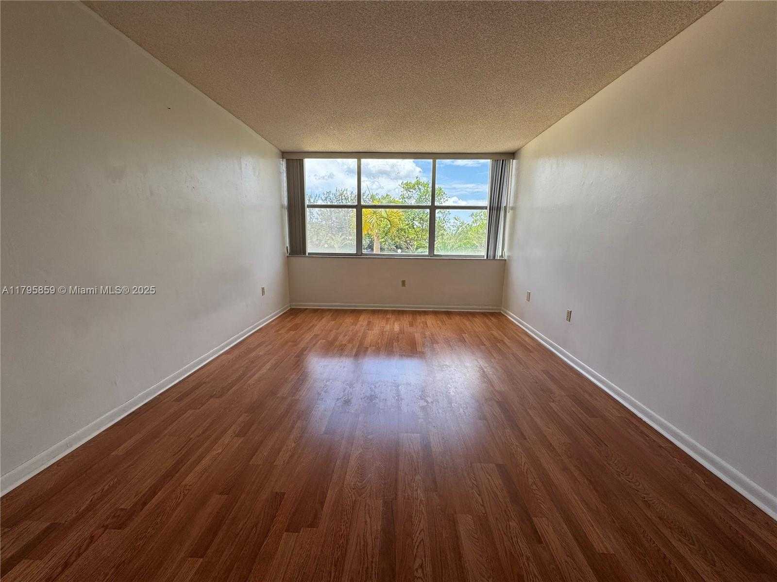 Small Image of 1300 NORTH EAST MIAMI GARDENS DR #213E, Miami Number 4
