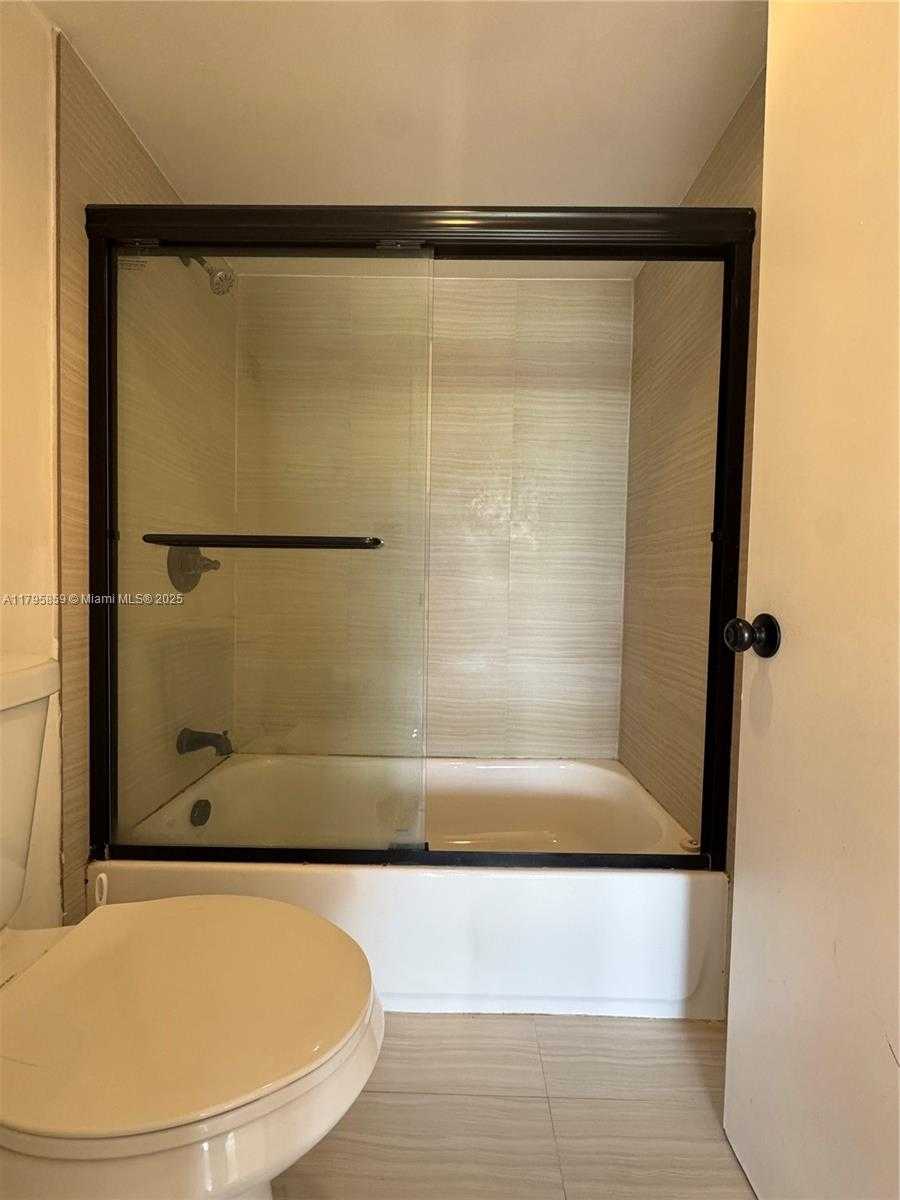 Small Image of 1300 NORTH EAST MIAMI GARDENS DR #213E, Miami Number 6