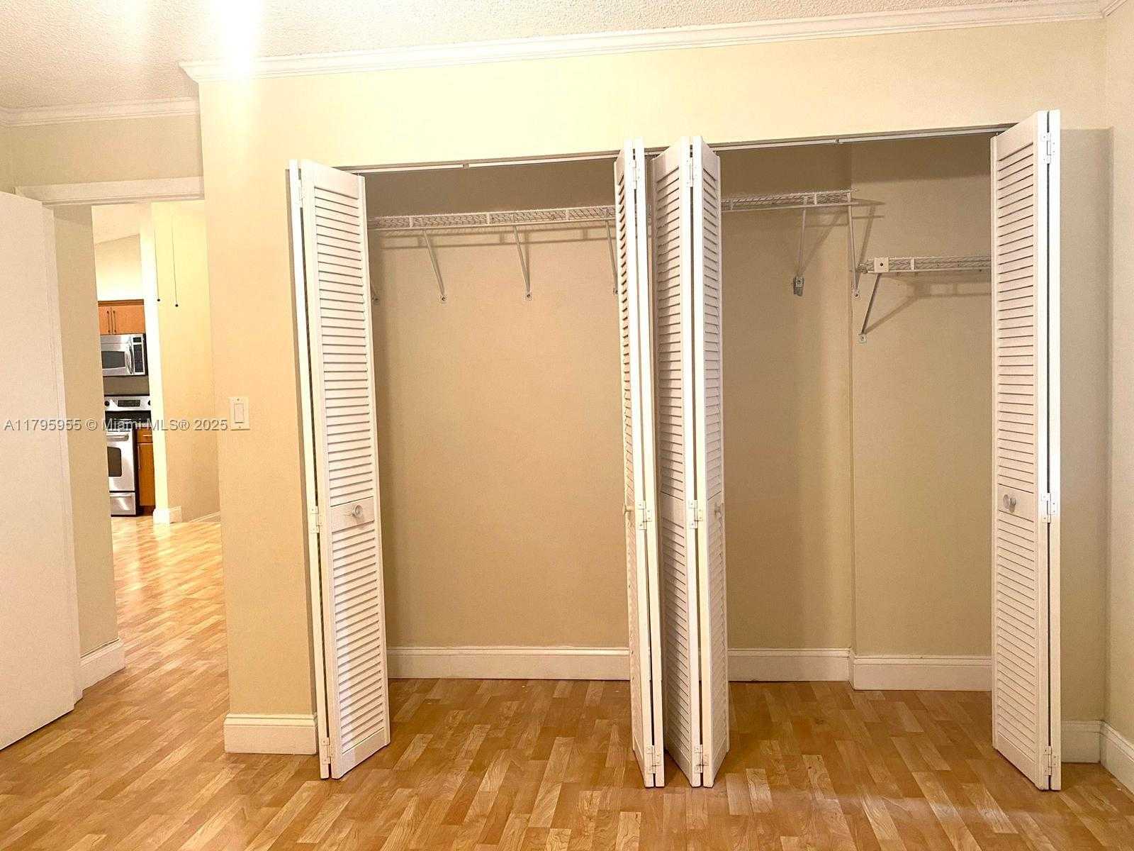 Small Image of 8039 LAKE DR #203, Doral Number 10