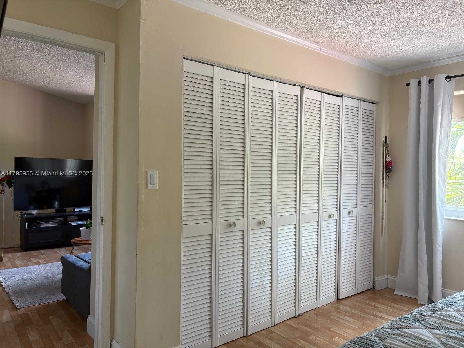 Small Image of 8039 LAKE DR #203, Doral Number 11