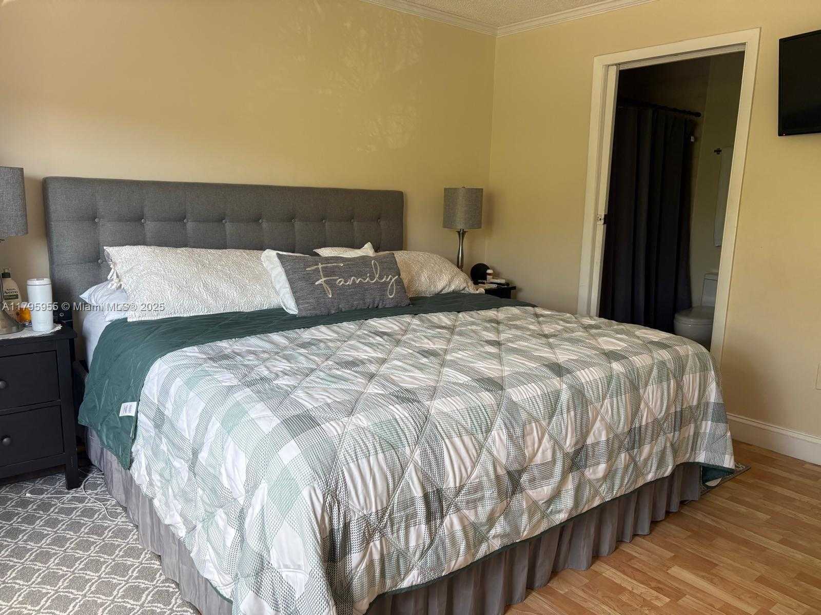Small Image of 8039 LAKE DR #203, Doral Number 13