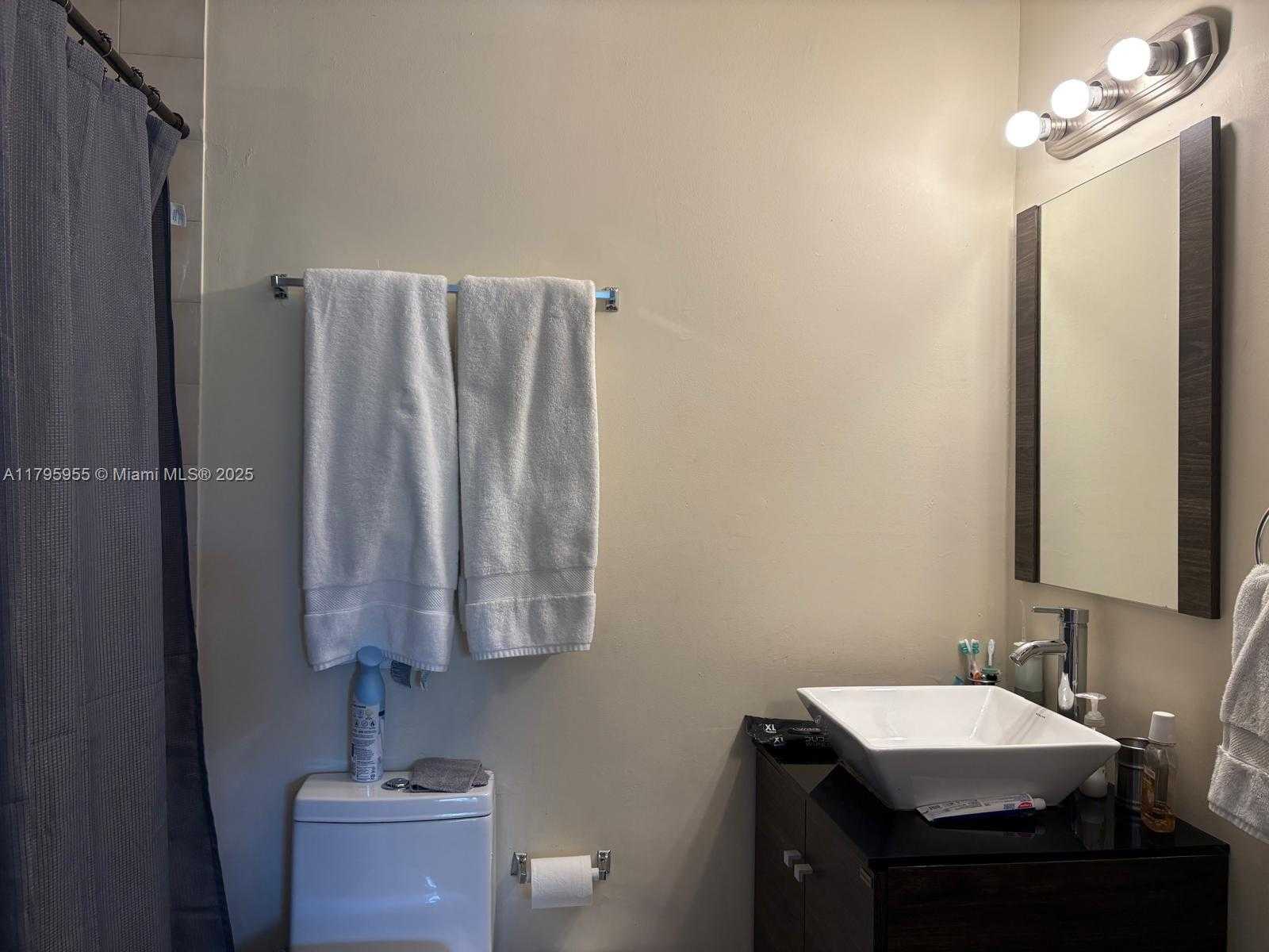 Small Image of 8039 LAKE DR #203, Doral Number 14