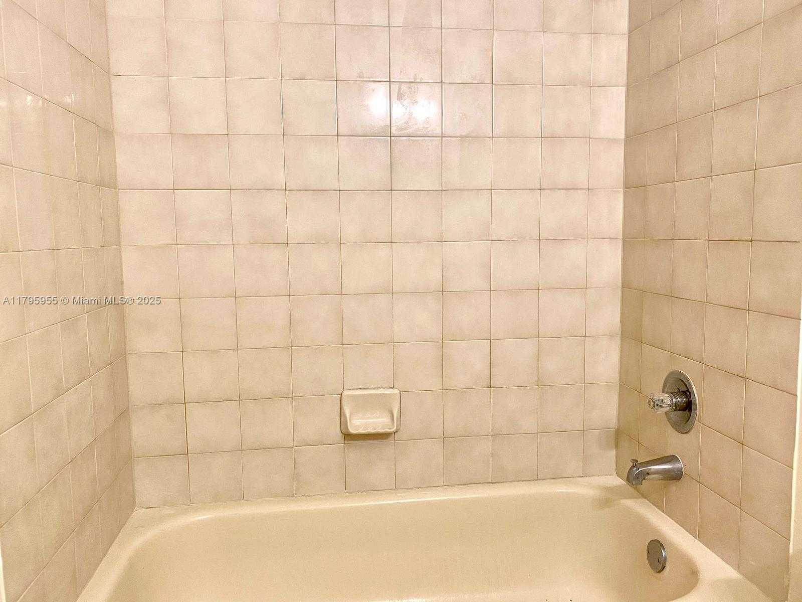 Small Image of 8039 LAKE DR #203, Doral Number 15