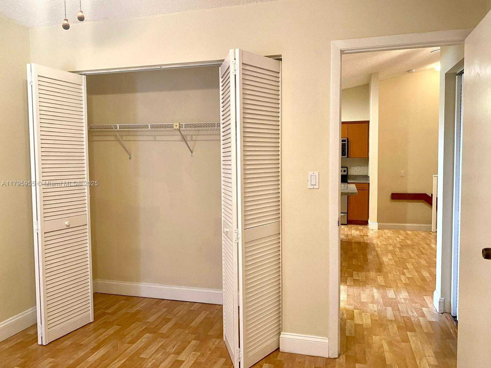 Small Image of 8039 LAKE DR #203, Doral Number 16