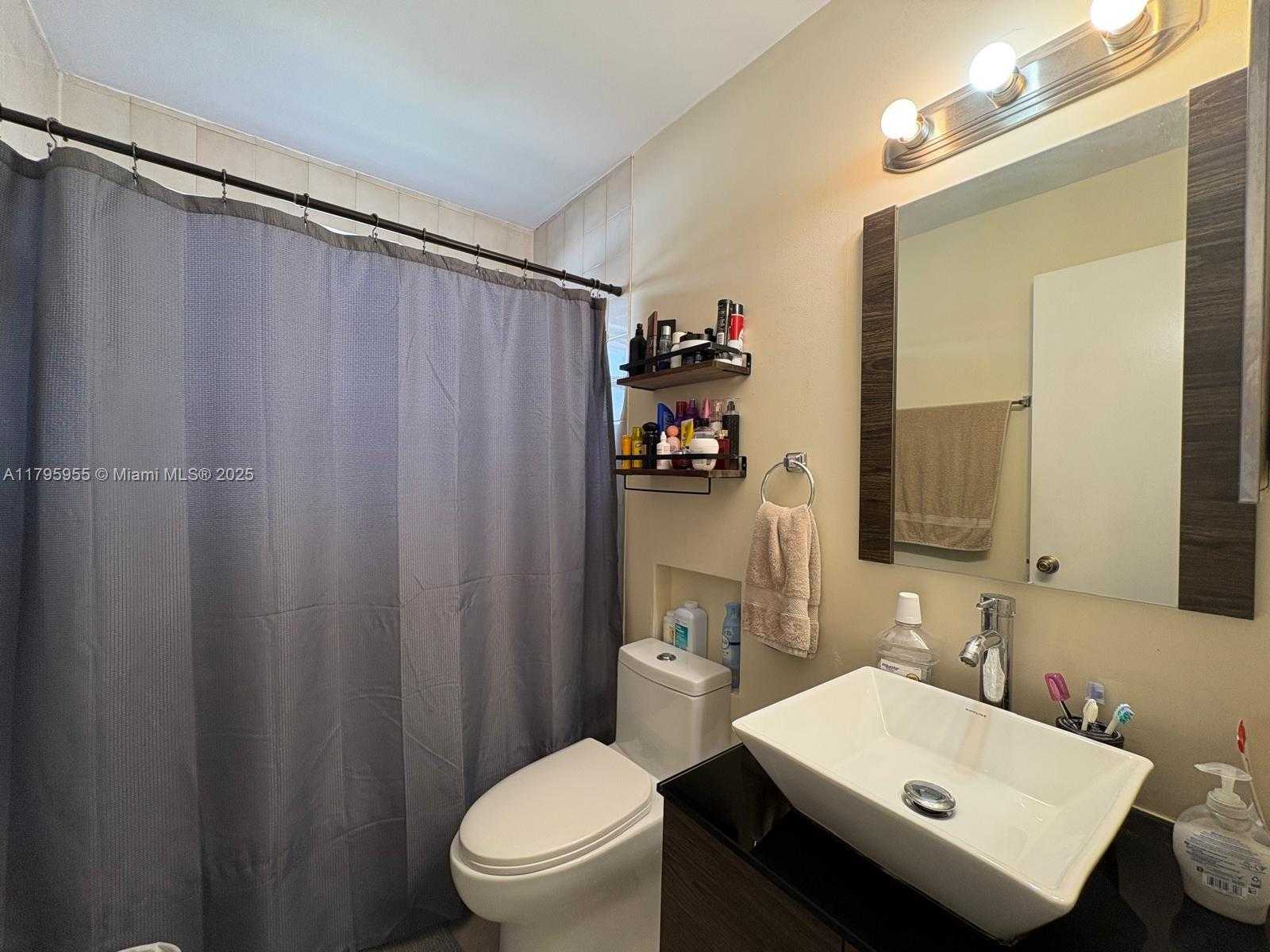 Small Image of 8039 LAKE DR #203, Doral Number 18