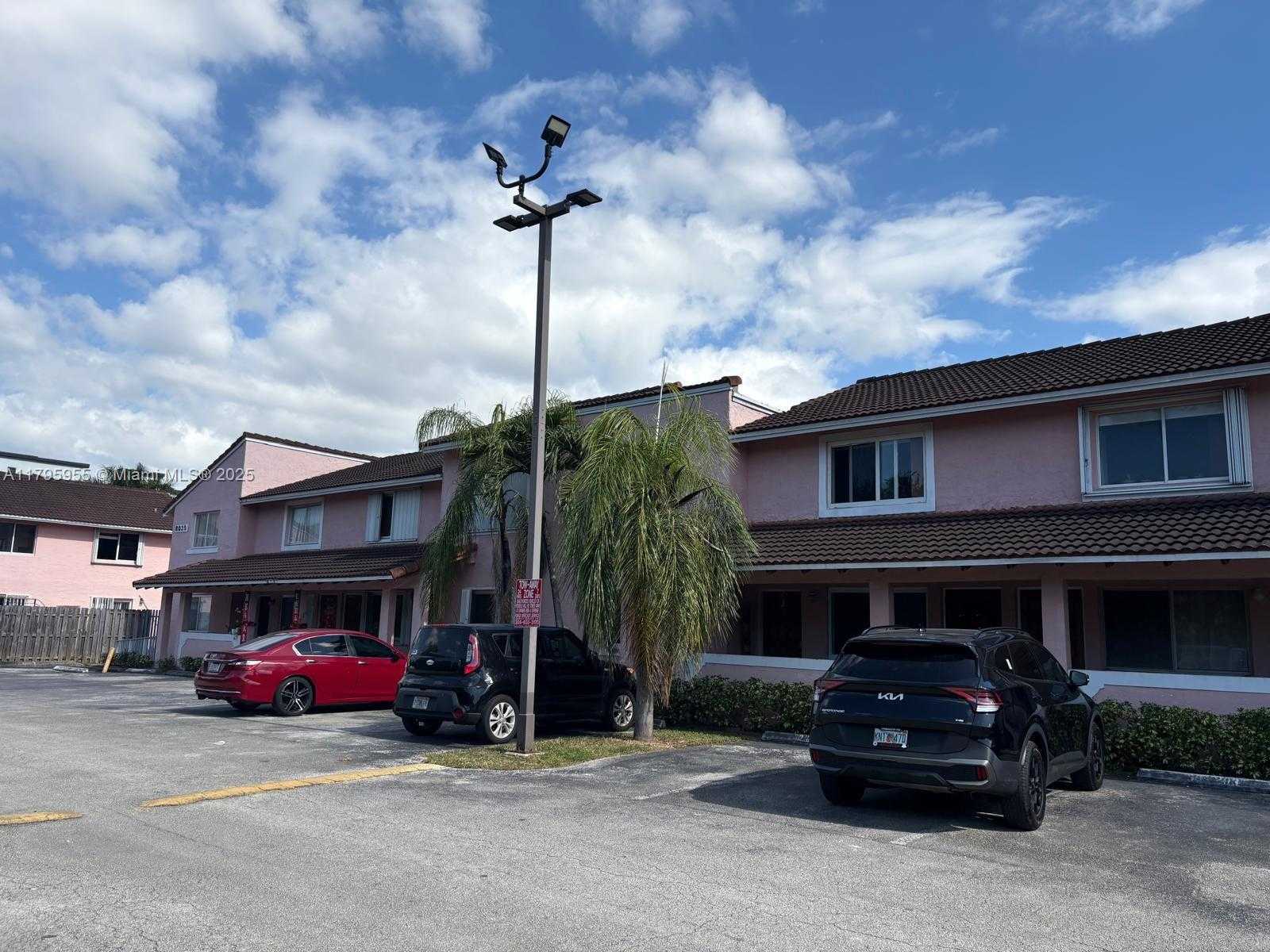 Small Image of 8039 LAKE DR #203, Doral Number 19