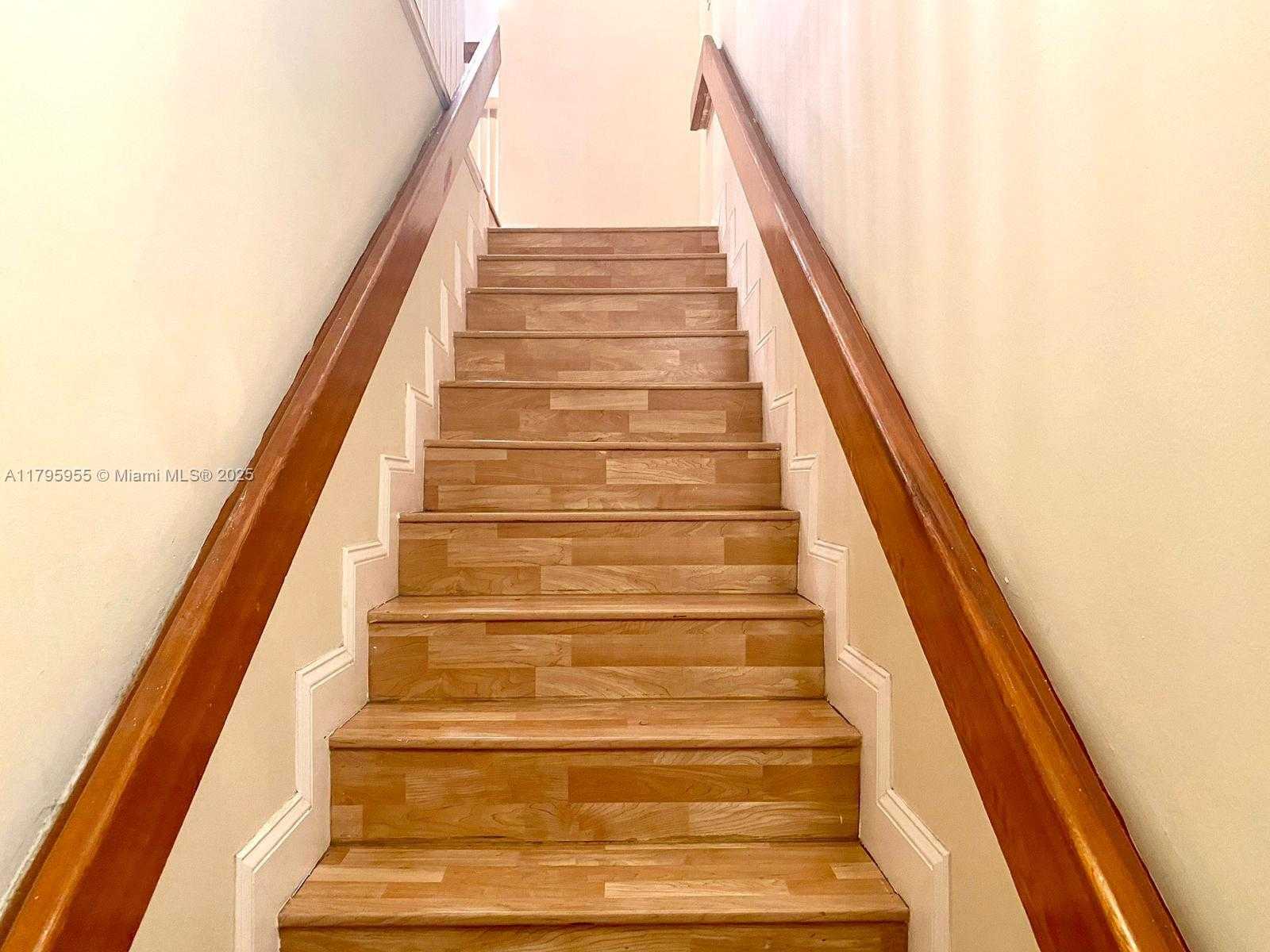 Small Image of 8039 LAKE DR #203, Doral Number 3