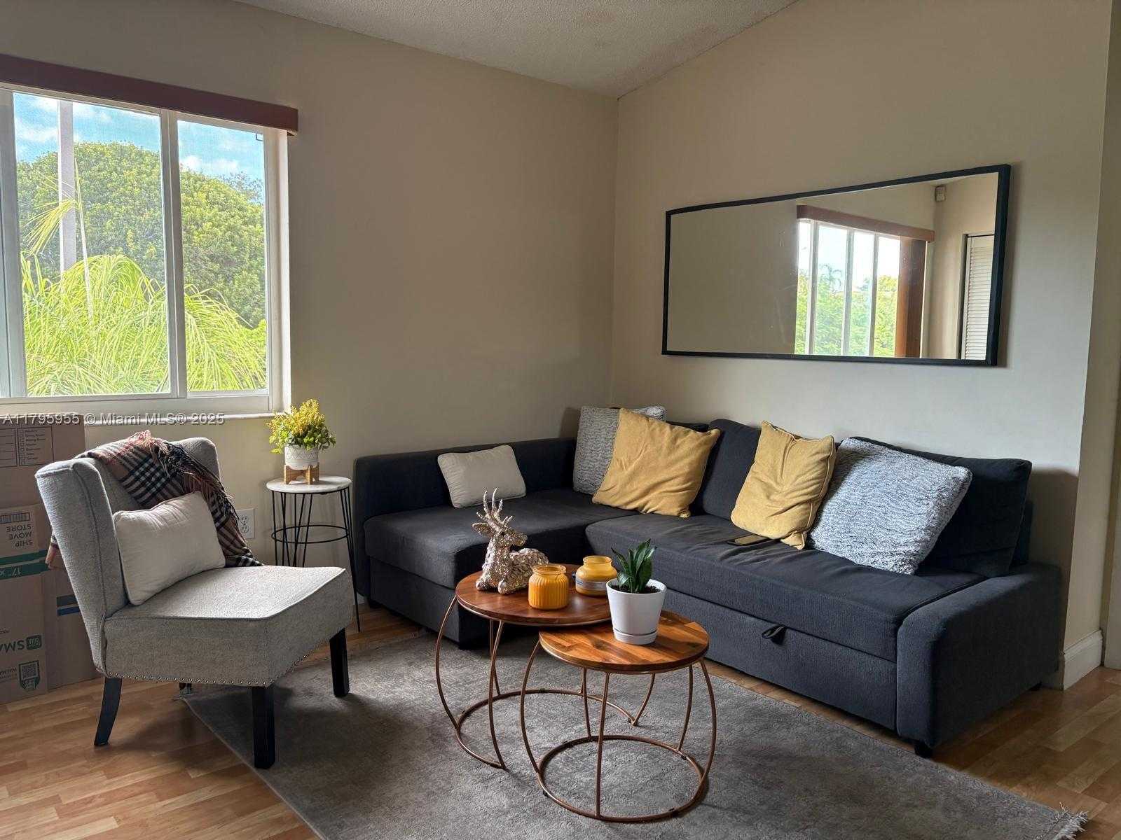 Small Image of 8039 LAKE DR #203, Doral Number 4