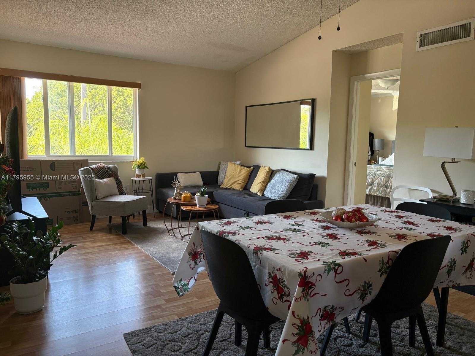 Small Image of 8039 LAKE DR #203, Doral Number 5