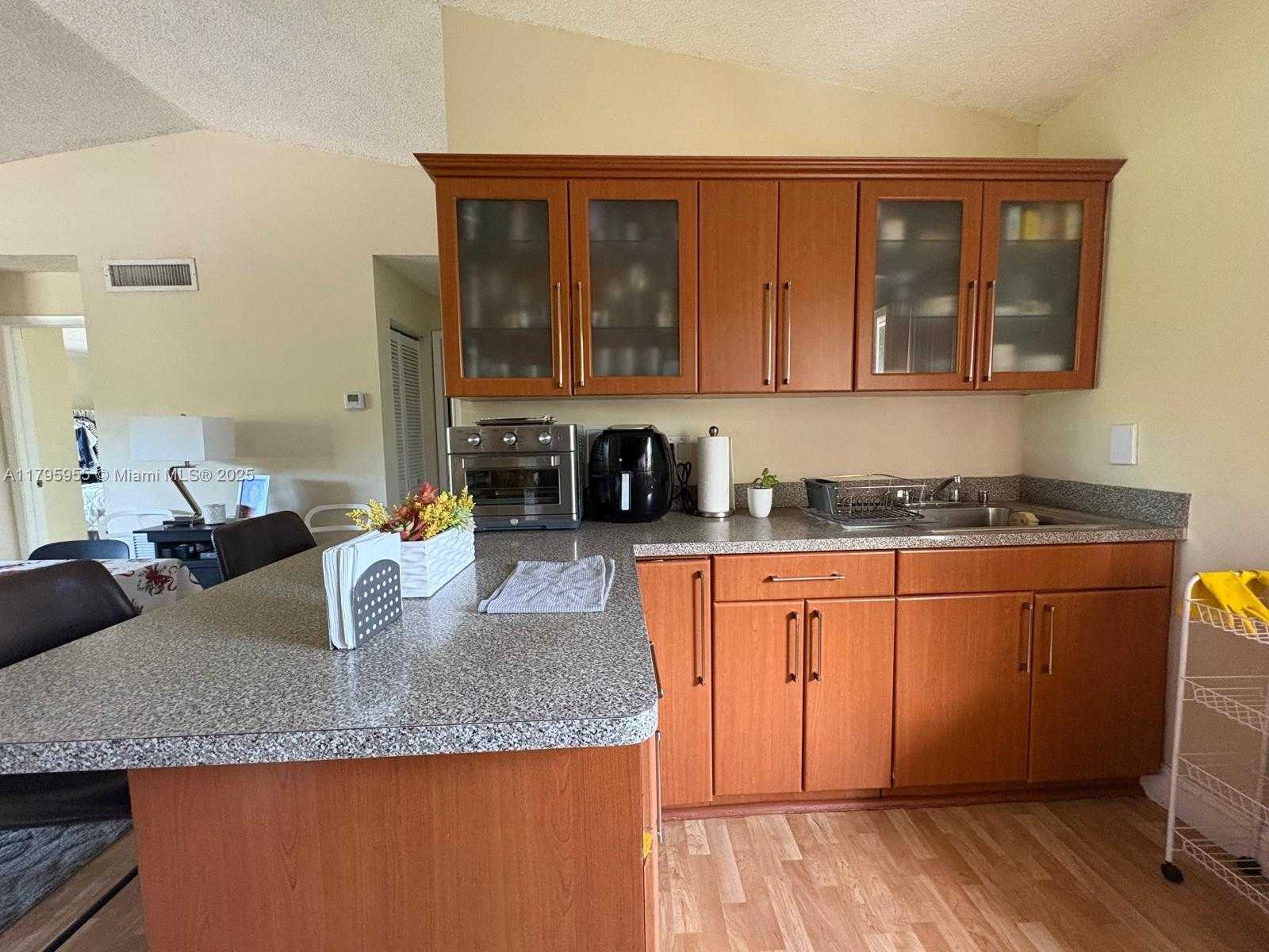 Small Image of 8039 LAKE DR #203, Doral Number 6