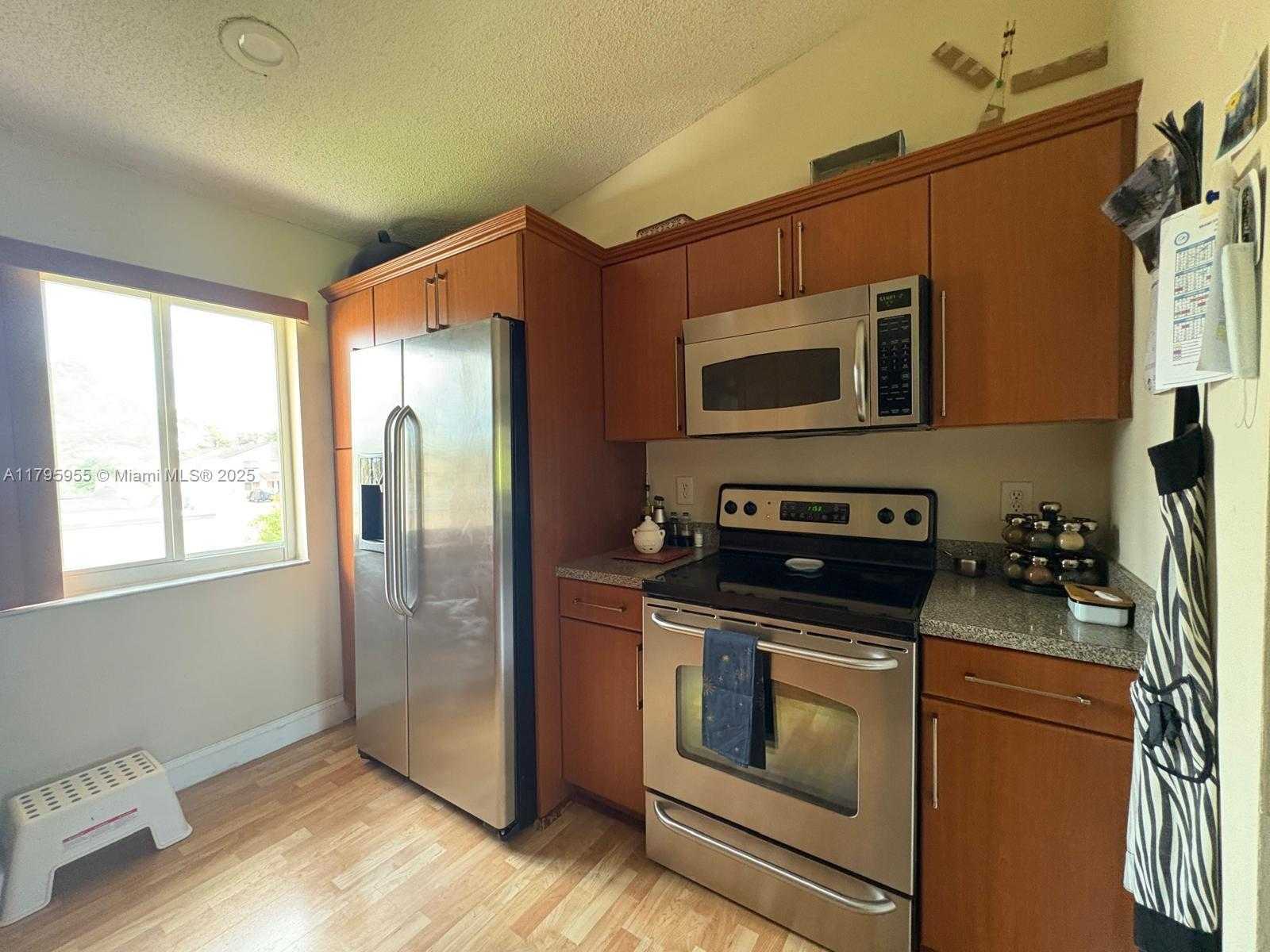 Small Image of 8039 LAKE DR #203, Doral Number 7