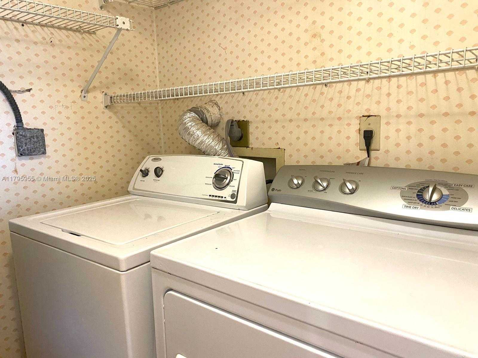 Small Image of 8039 LAKE DR #203, Doral Number 9