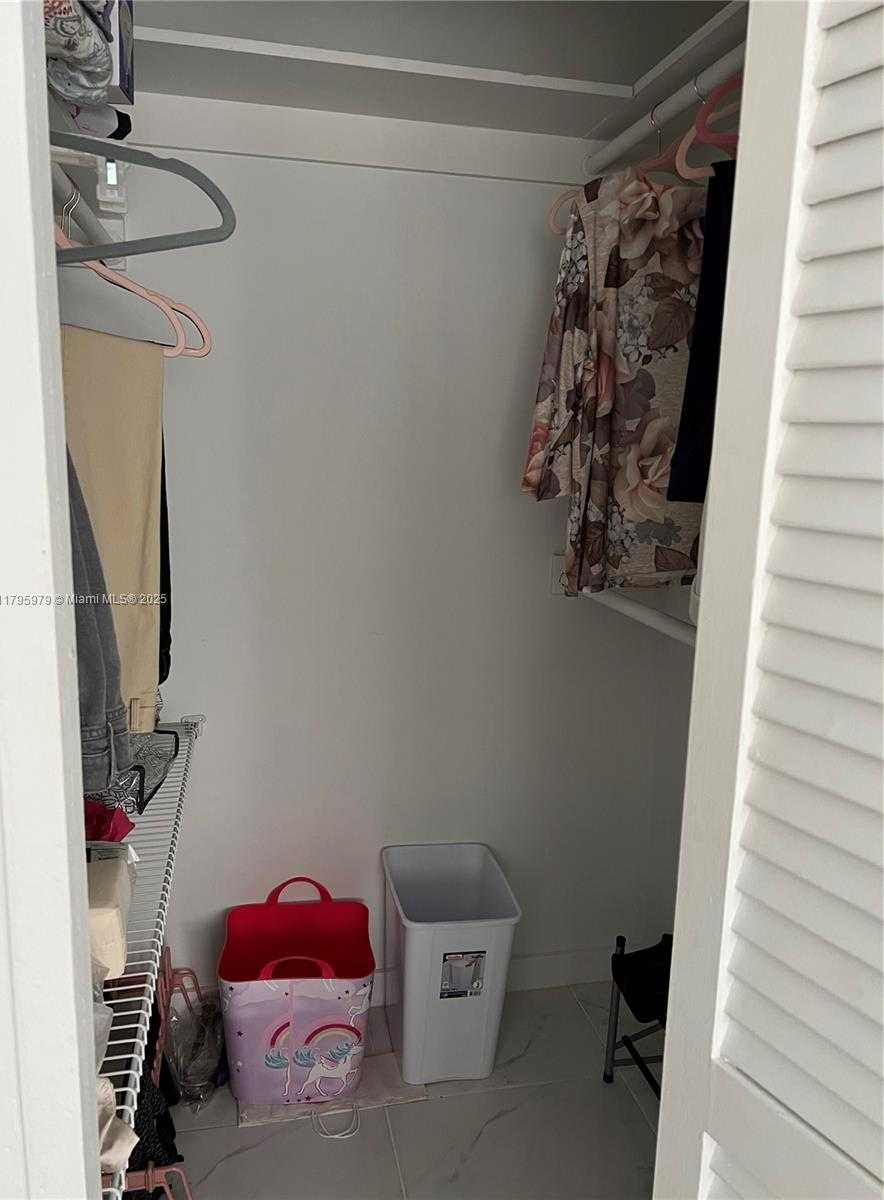 Small Image of 220 KINGS POINT DR #512, Sunny Isles Beach Number 13