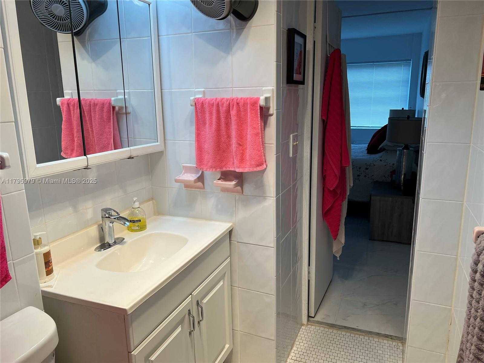 Small Image of 220 KINGS POINT DR #512, Sunny Isles Beach Number 16