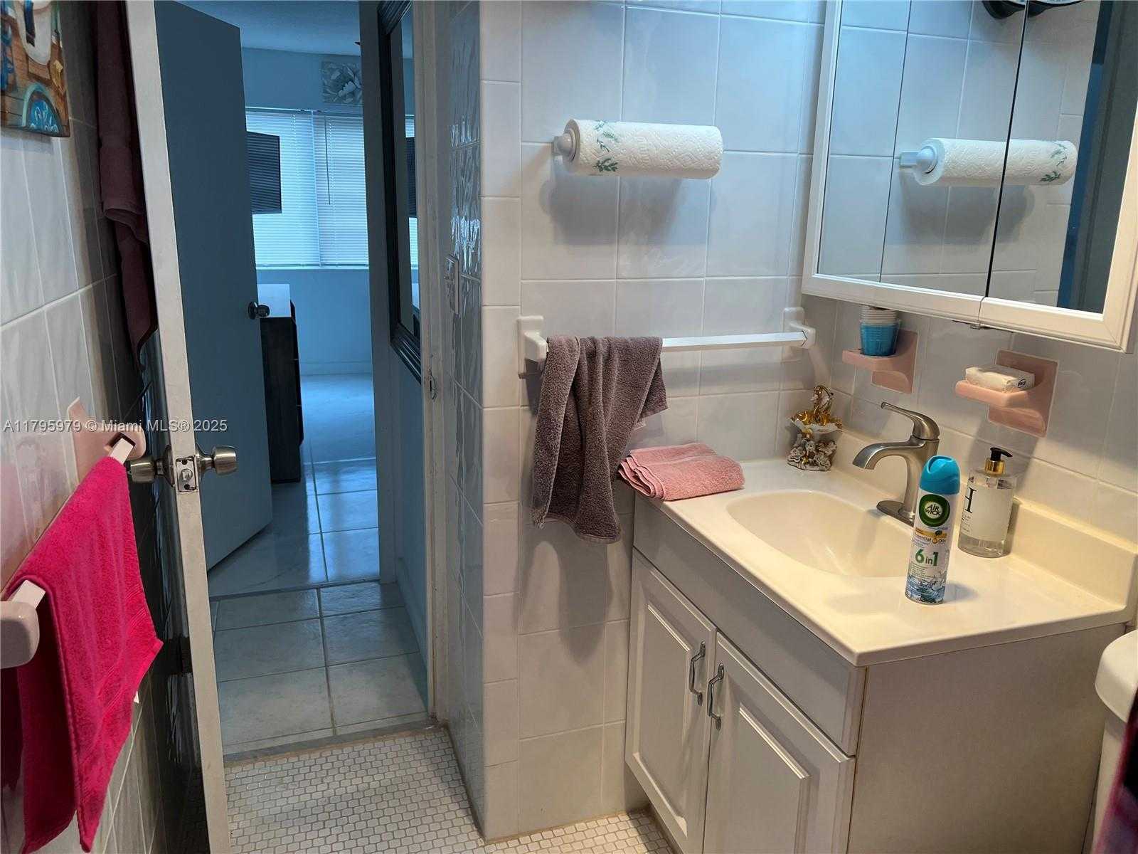 Small Image of 220 KINGS POINT DR #512, Sunny Isles Beach Number 21