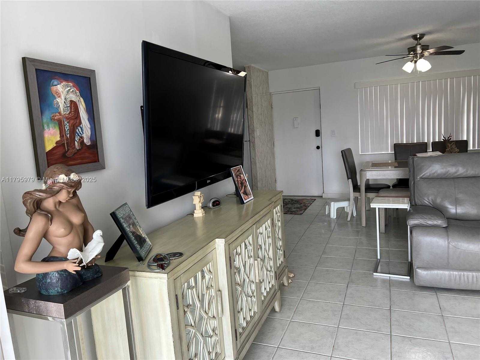 Small Image of 220 KINGS POINT DR #512, Sunny Isles Beach Number 3