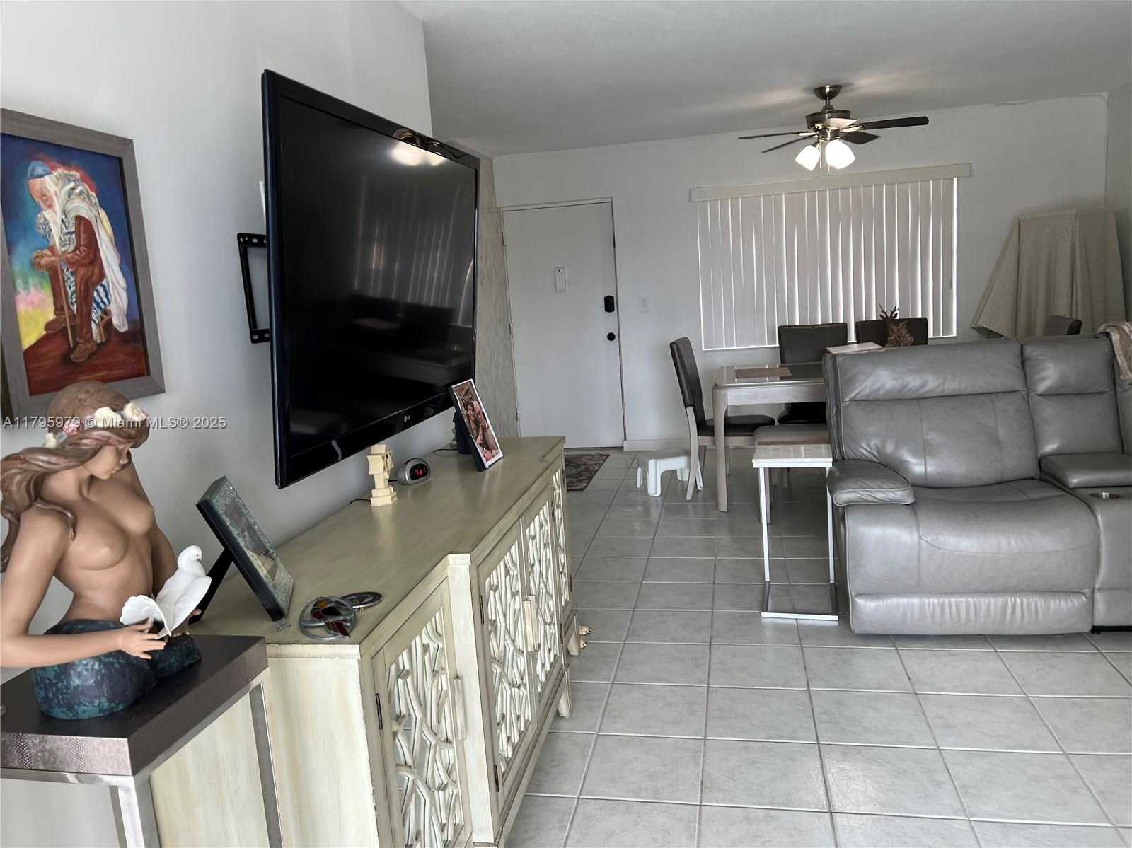 Small Image of 220 KINGS POINT DR #512, Sunny Isles Beach Number 4