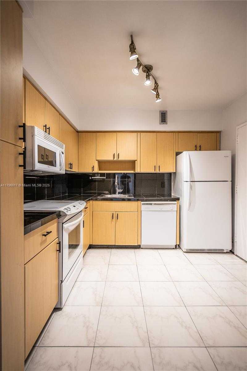 Small Image of 5700 COLLINS AVE #10M, Miami Beach Number 21