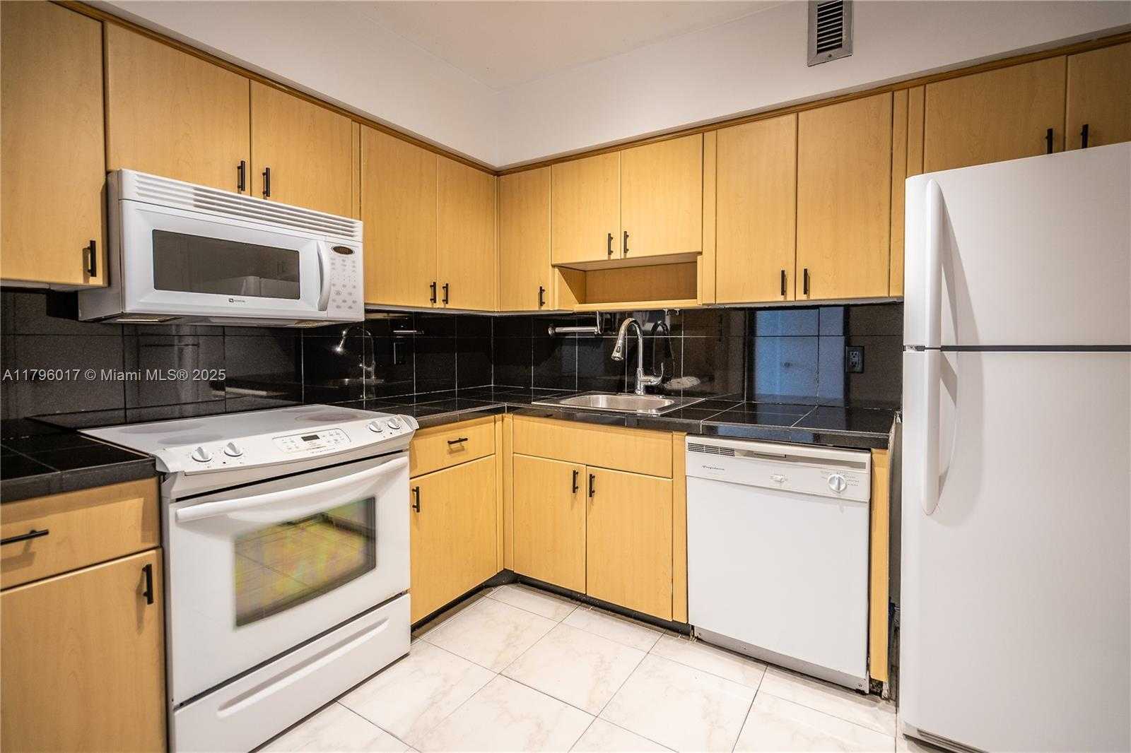 Small Image of 5700 COLLINS AVE #10M, Miami Beach Number 22
