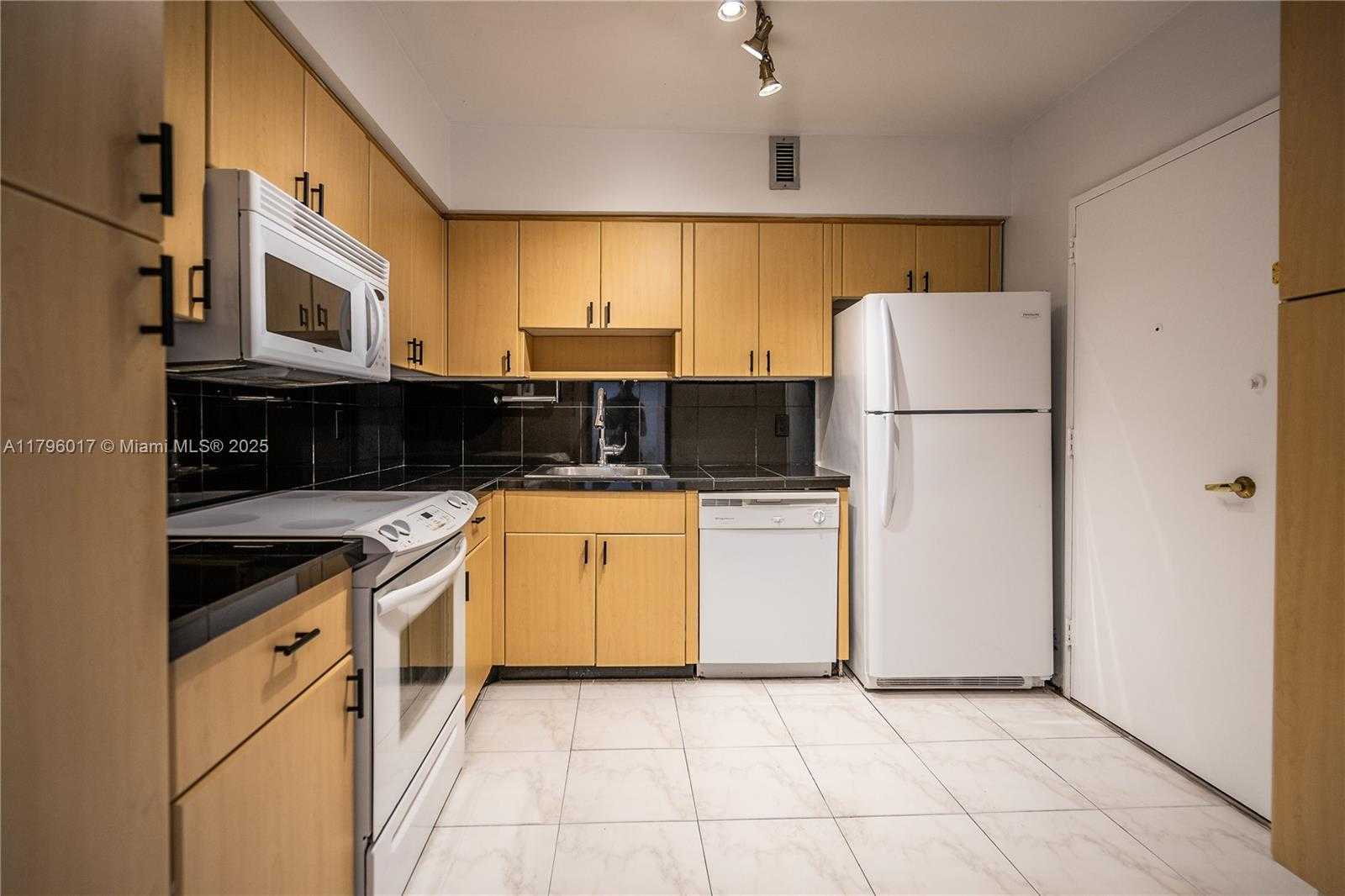 Small Image of 5700 COLLINS AVE #10M, Miami Beach Number 24