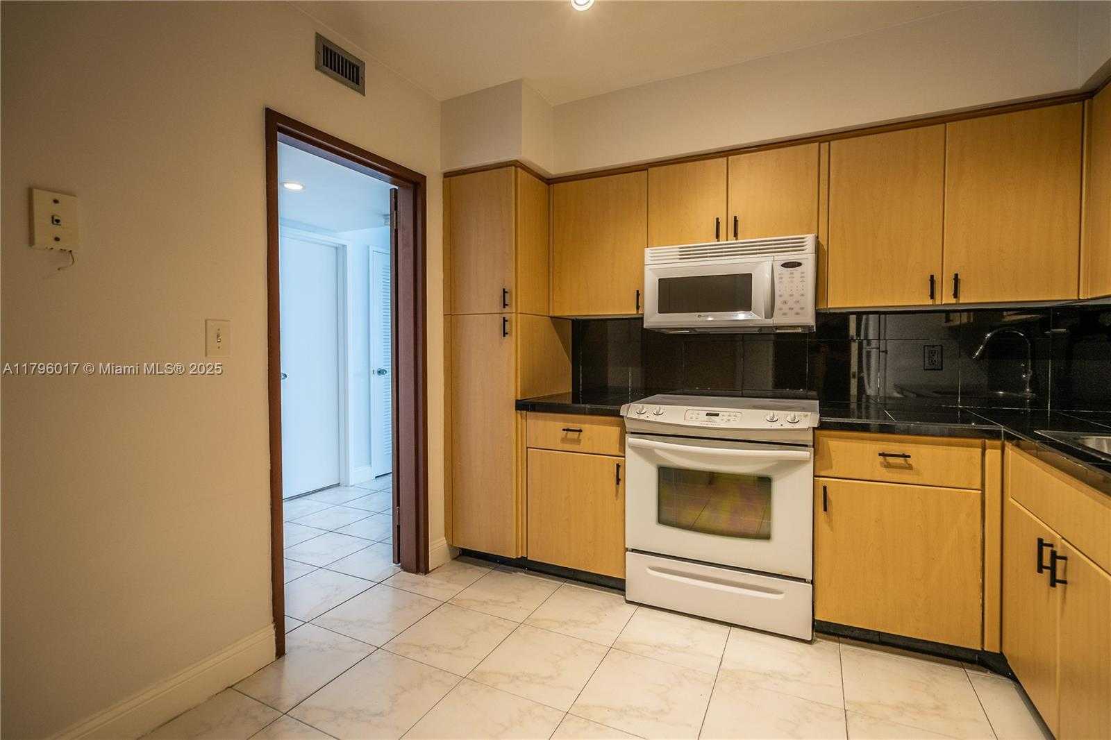 Small Image of 5700 COLLINS AVE #10M, Miami Beach Number 25