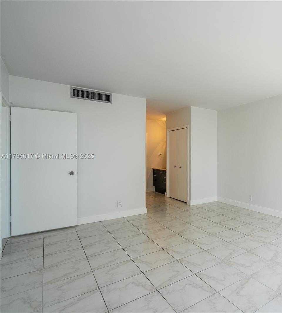 Small Image of 5700 COLLINS AVE #10M, Miami Beach Number 27