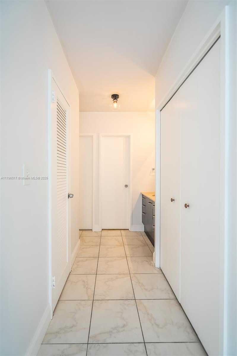 Small Image of 5700 COLLINS AVE #10M, Miami Beach Number 30