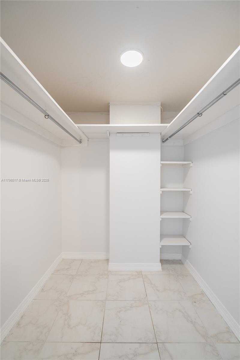 Small Image of 5700 COLLINS AVE #10M, Miami Beach Number 31