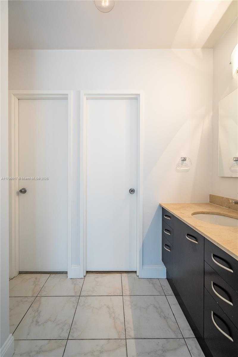 Small Image of 5700 COLLINS AVE #10M, Miami Beach Number 32