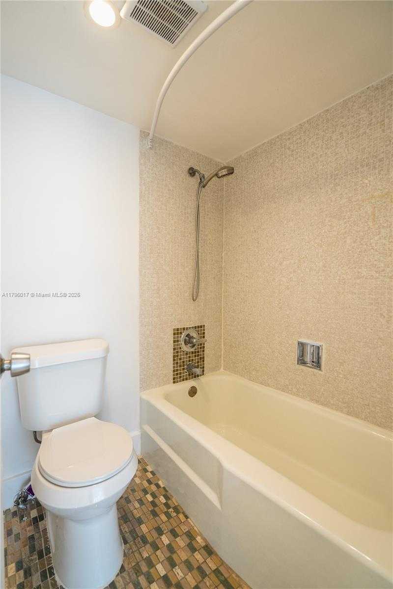 Small Image of 5700 COLLINS AVE #10M, Miami Beach Number 34