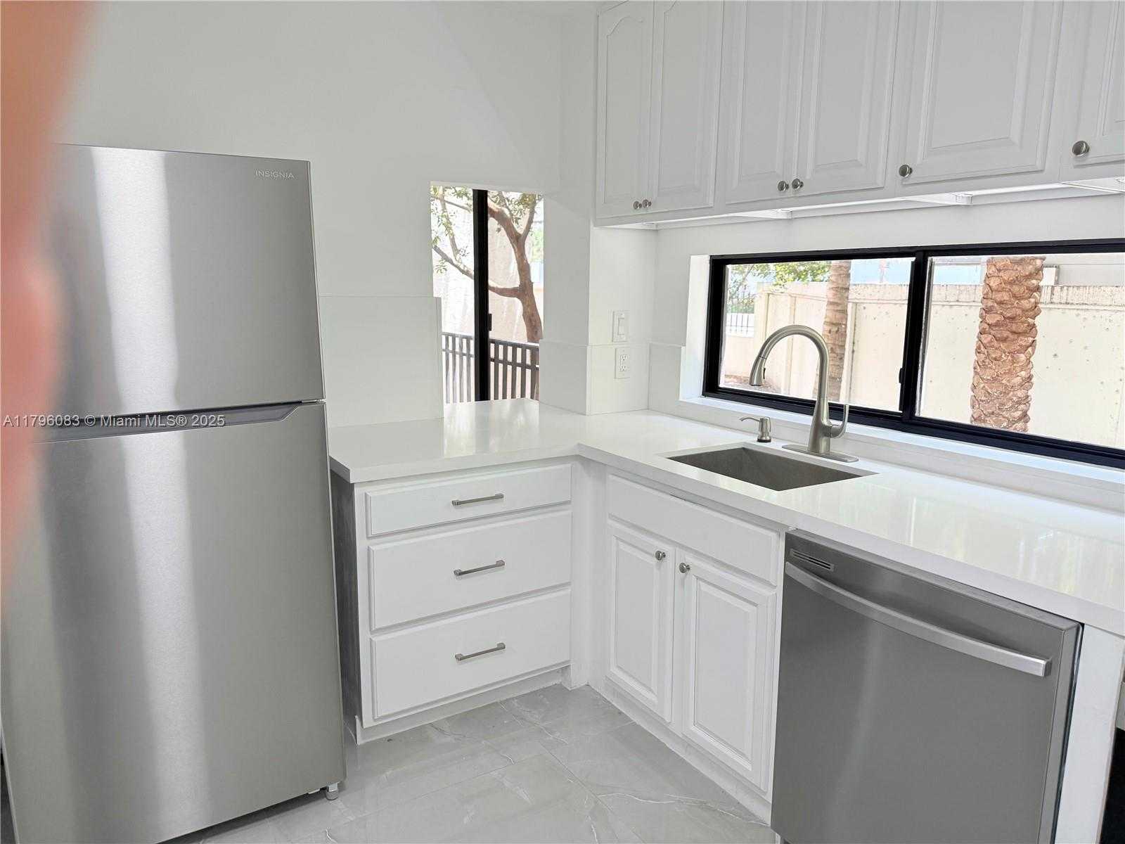 Small Image of 16909 NORTH BAY RD #116, Sunny Isles Beach Number 4