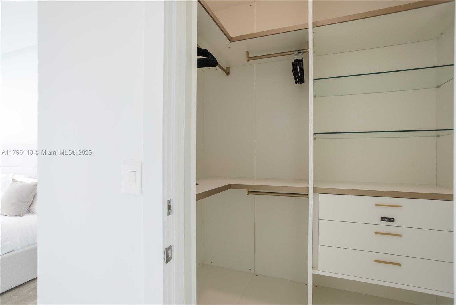 Small Image of 100 SOUTH POINTE DR #2508, Miami Beach Number 6