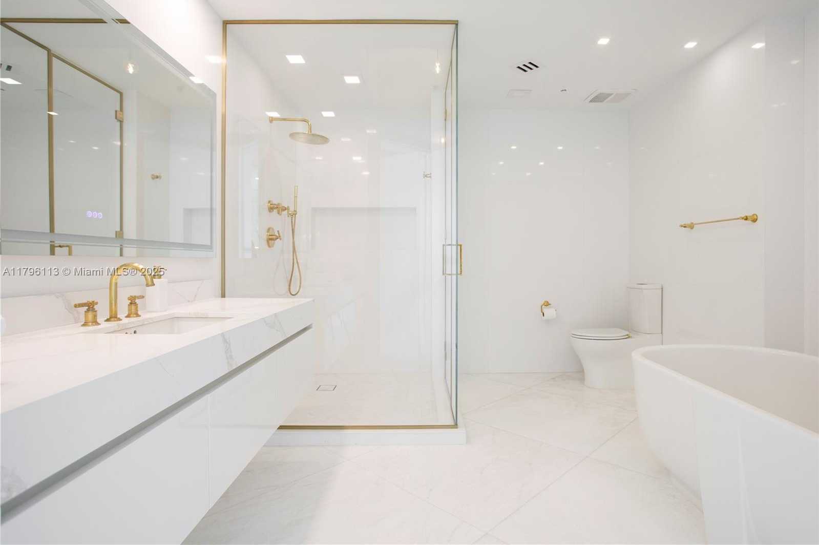 Small Image of 100 SOUTH POINTE DR #2508, Miami Beach Number 7