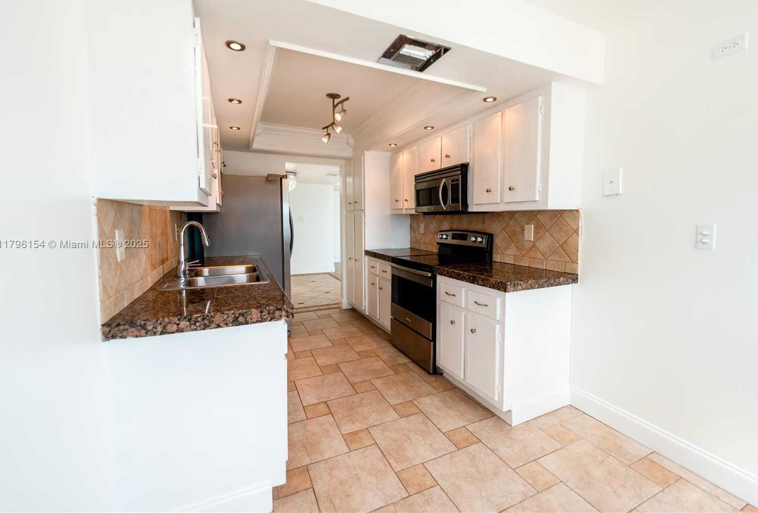 Small Image of 18011 BISCAYNE BLVD #1001, Aventura Number 7