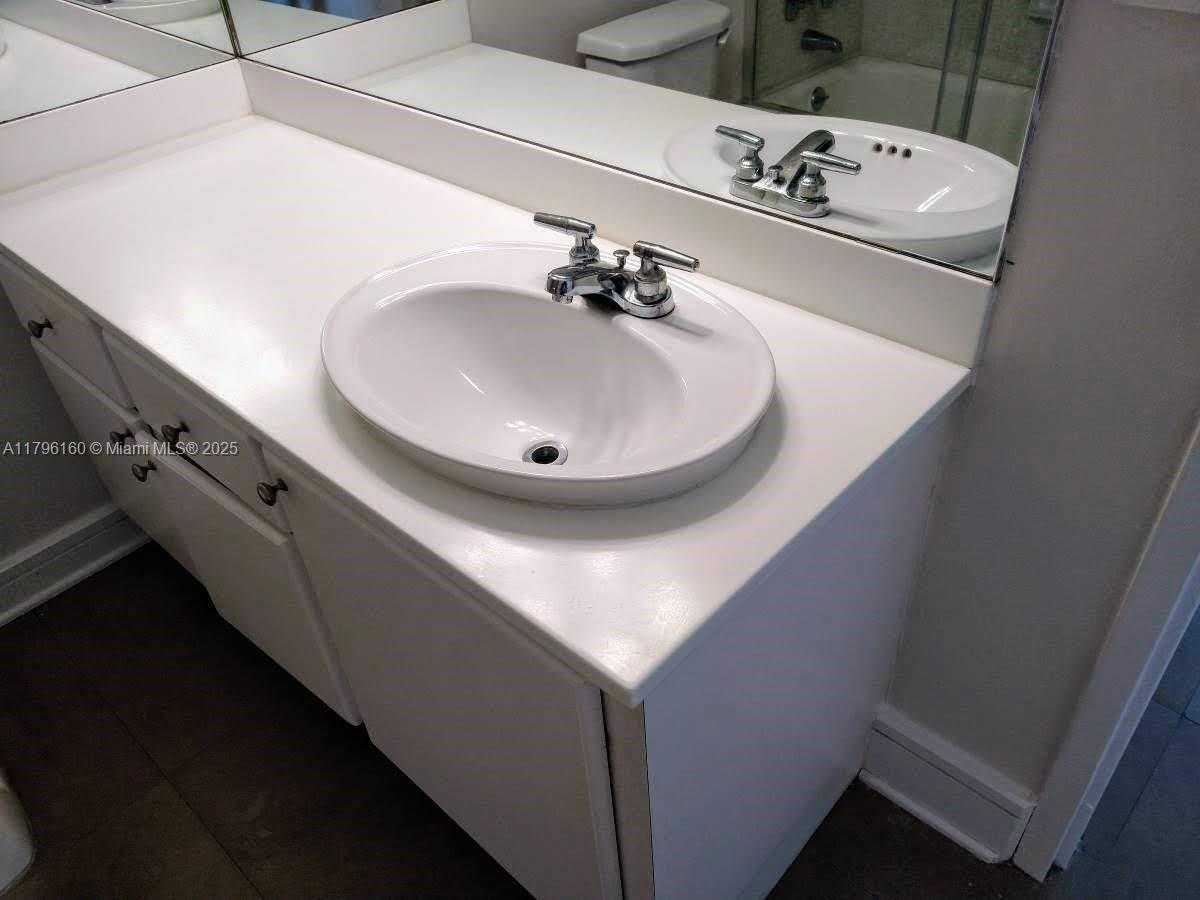 Small Image of 1000 WEST AVE #1118, Miami Beach Number 13