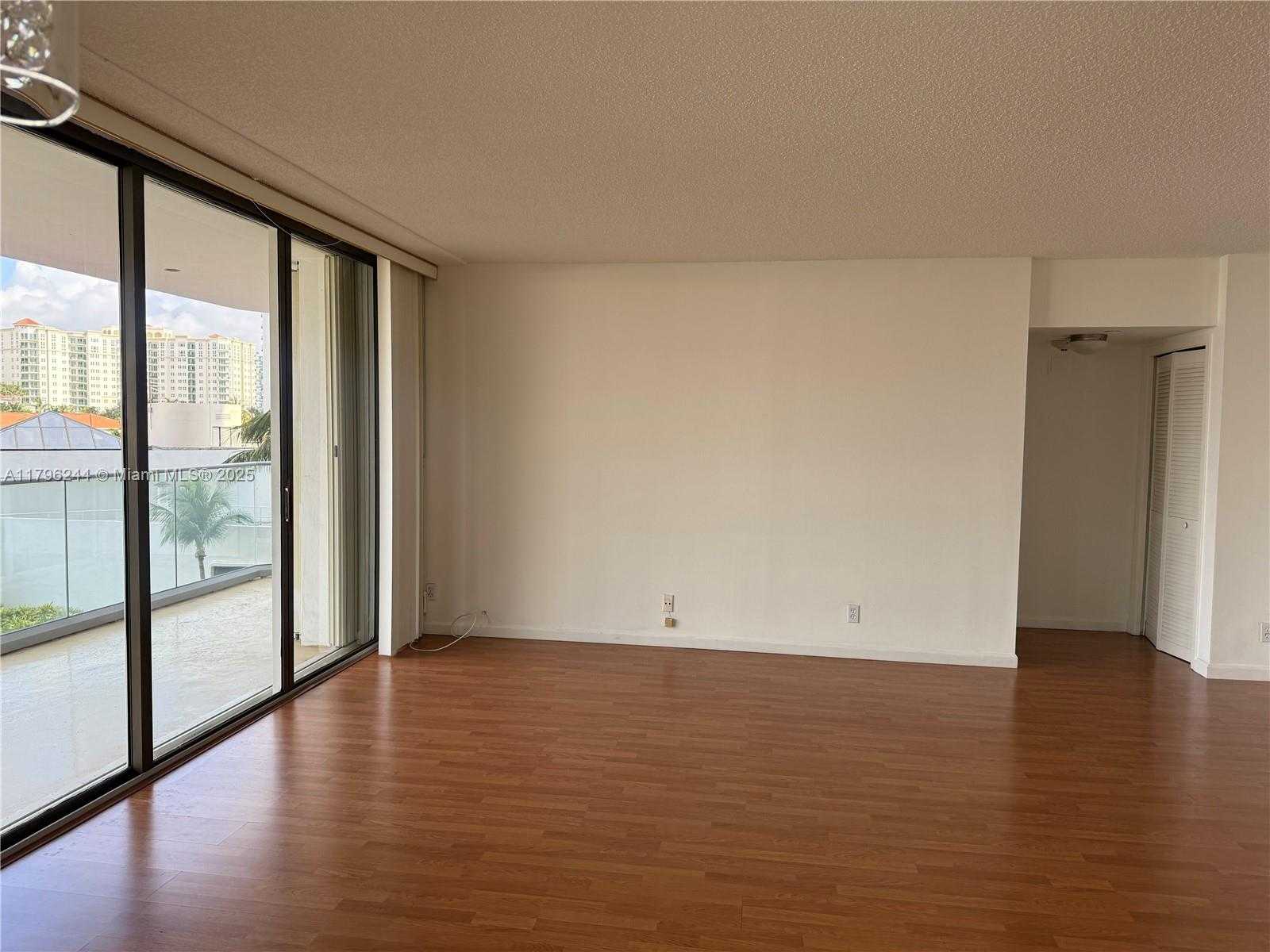 Small Image of 19707 TURNBERRY WAY #5C, Aventura Number 2