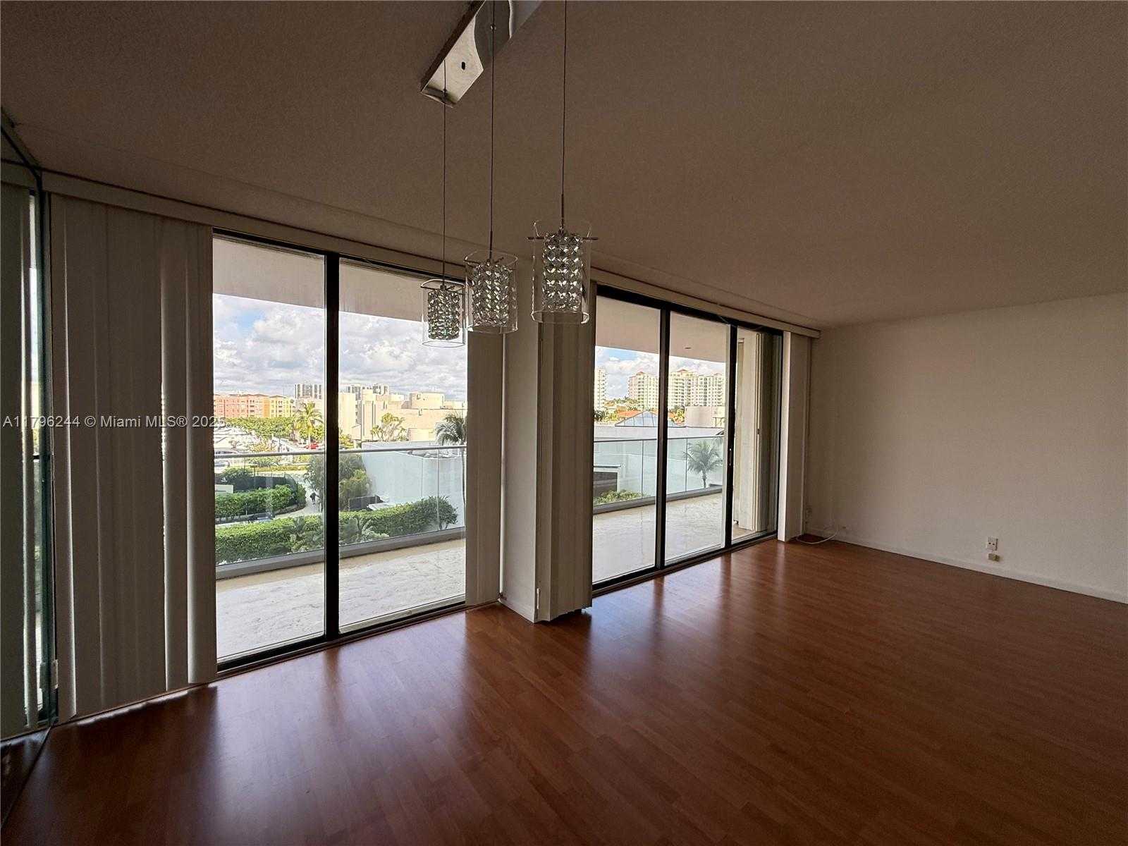 Small Image of 19707 TURNBERRY WAY #5C, Aventura Number 3