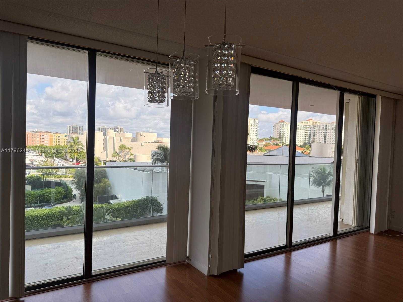 Small Image of 19707 TURNBERRY WAY #5C, Aventura Number 4