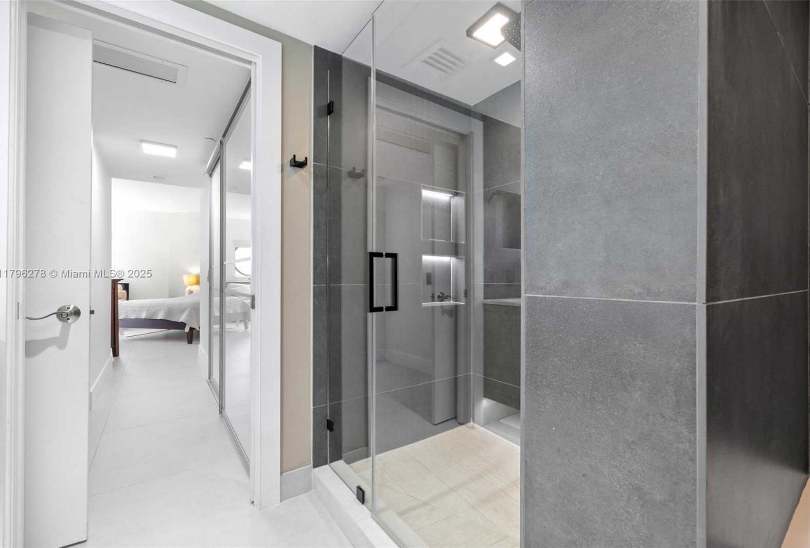 Small Image of 3610 YACHT CLUB DR #410, Aventura Number 23