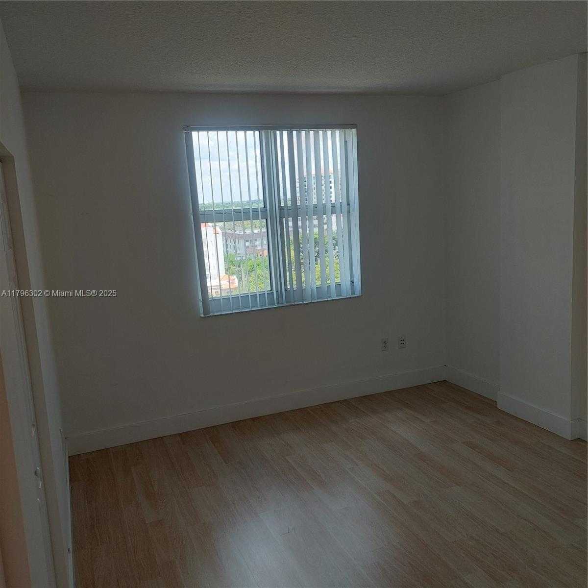 Small Image of 50 MENORES AVE #808, Coral Gables Number 17