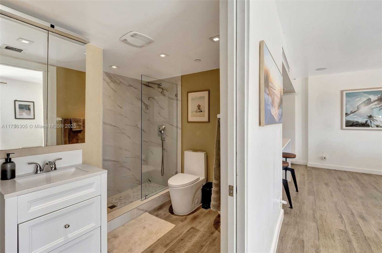 Small Image of 834 OCEAN DR #402, Miami Beach Number 14