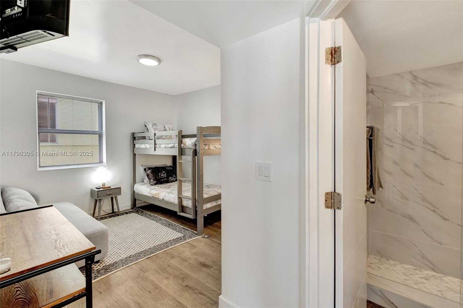 Small Image of 834 OCEAN DR #402, Miami Beach Number 15